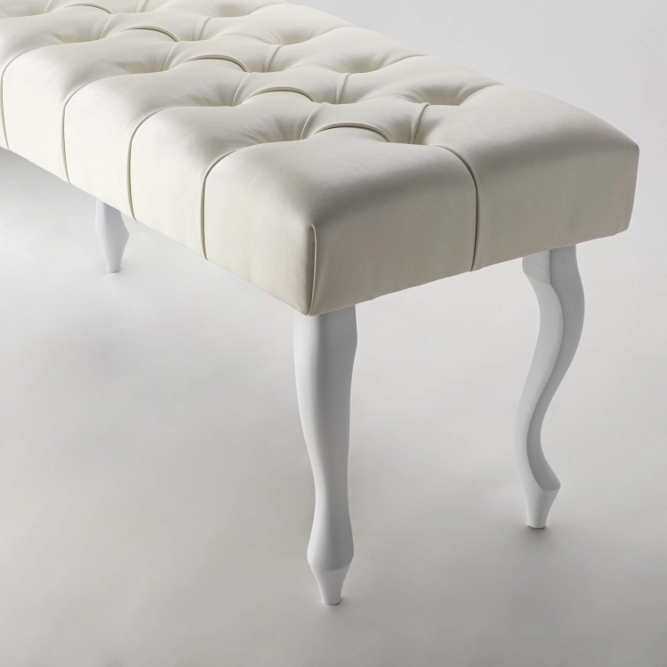 Elegante banco de cuero color crema con capitoné, perfecto para un pasillo o entrada.
