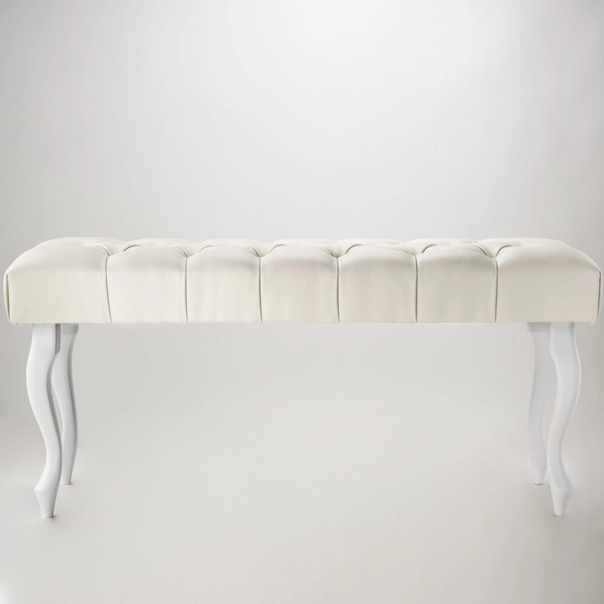 Banco acolchado de cuero color crema para el pasillo, un mueble elegante y práctico