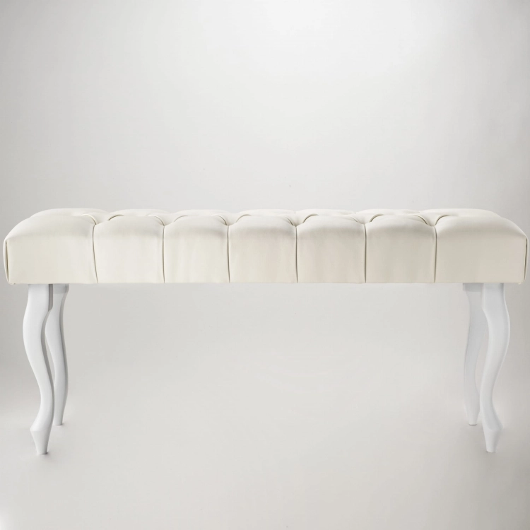 Banco acolchado de cuero color crema para el pasillo, un mueble elegante y práctico
