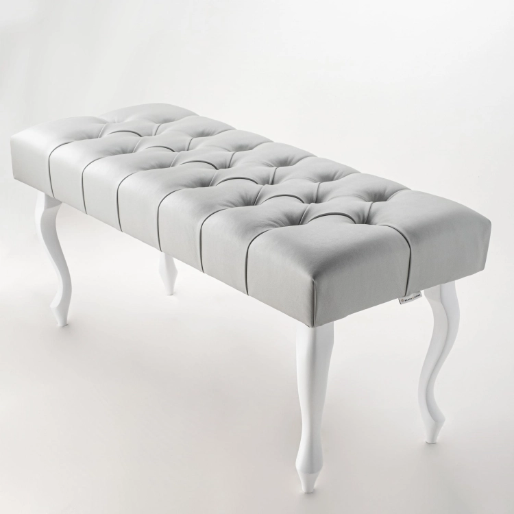 Banco Chesterfield clásico, acolchado, cuero gris, elegancia y comodidad