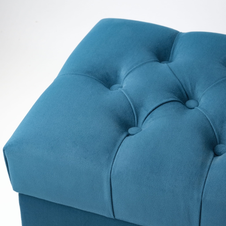 Baúl azul con amplio espacio de almacenamiento y patas de metal