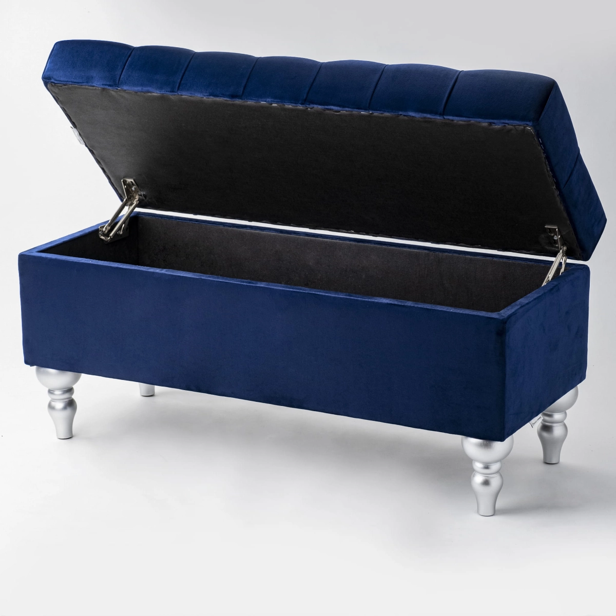 Puff acolchado en azul marino con almacenaje, un accesorio elegante y espacioso