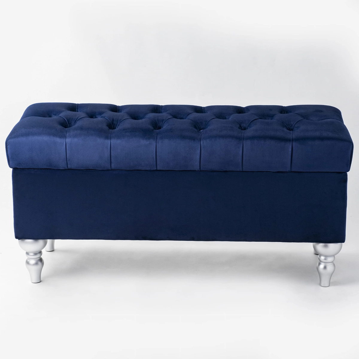 Puf azul marino con almacenaje y acolchado, perfecto para interiores modernos.