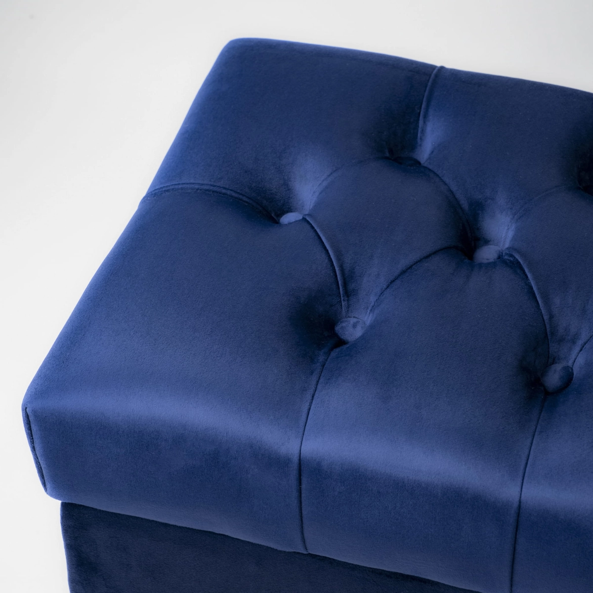 Elegante puf acolchado azul marino con almacenamiento