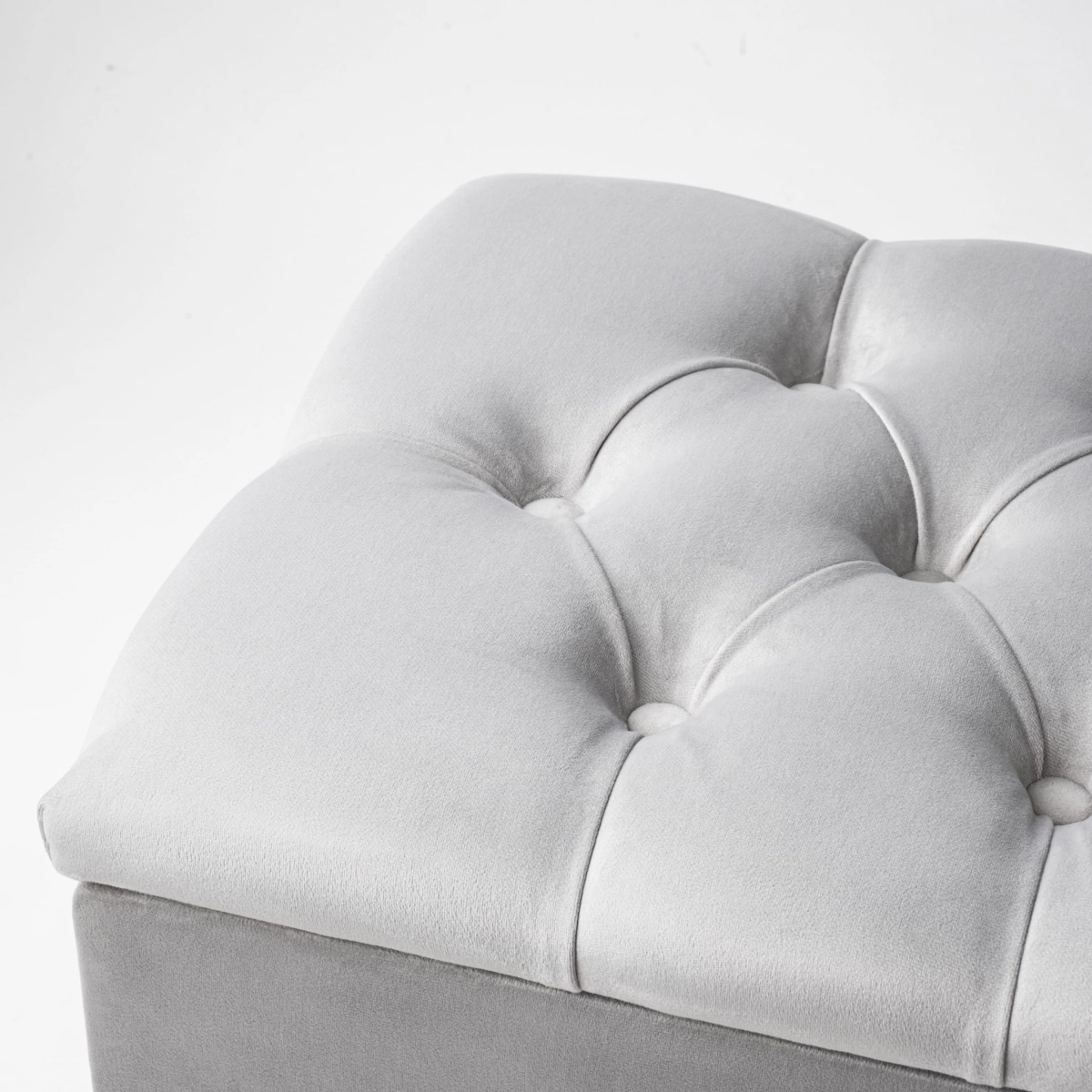 Elegante puf acolchado gris con almacenamiento