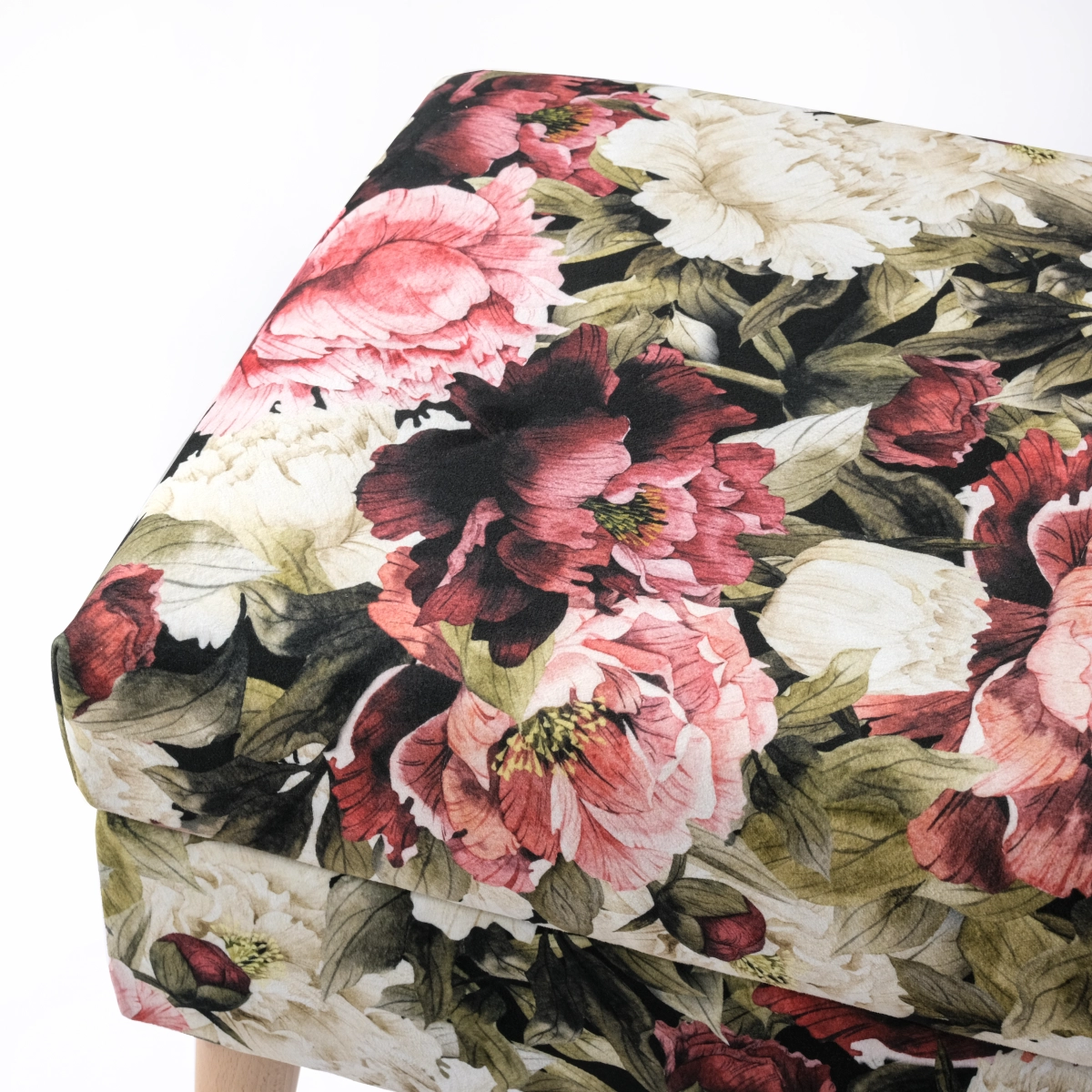 Un arcón con estampado floral, un mueble elegante y práctico