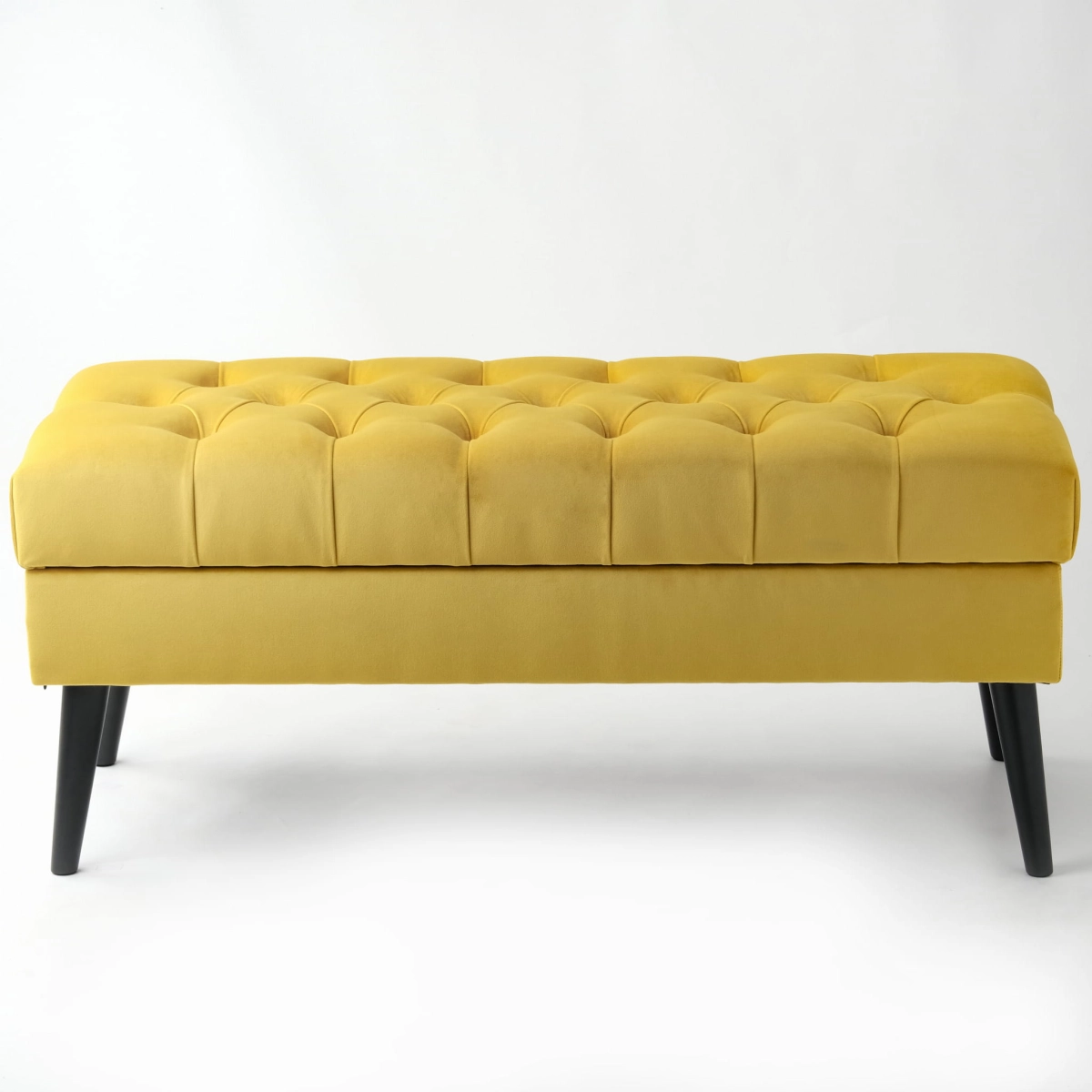 Cómoda acolchada de estilo en color miel, un práctico mueble para el interior