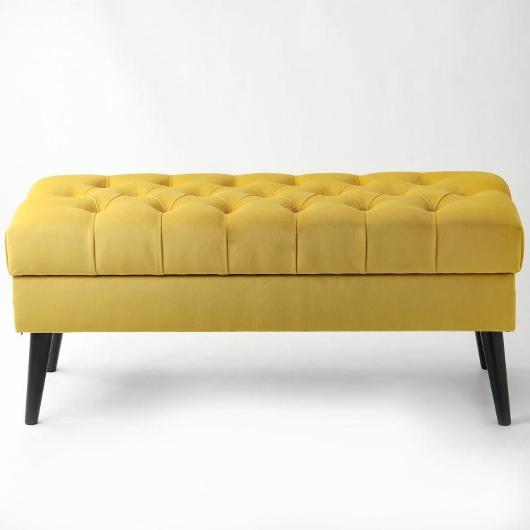 Cómoda acolchada de estilo en color miel, un práctico mueble para el interior