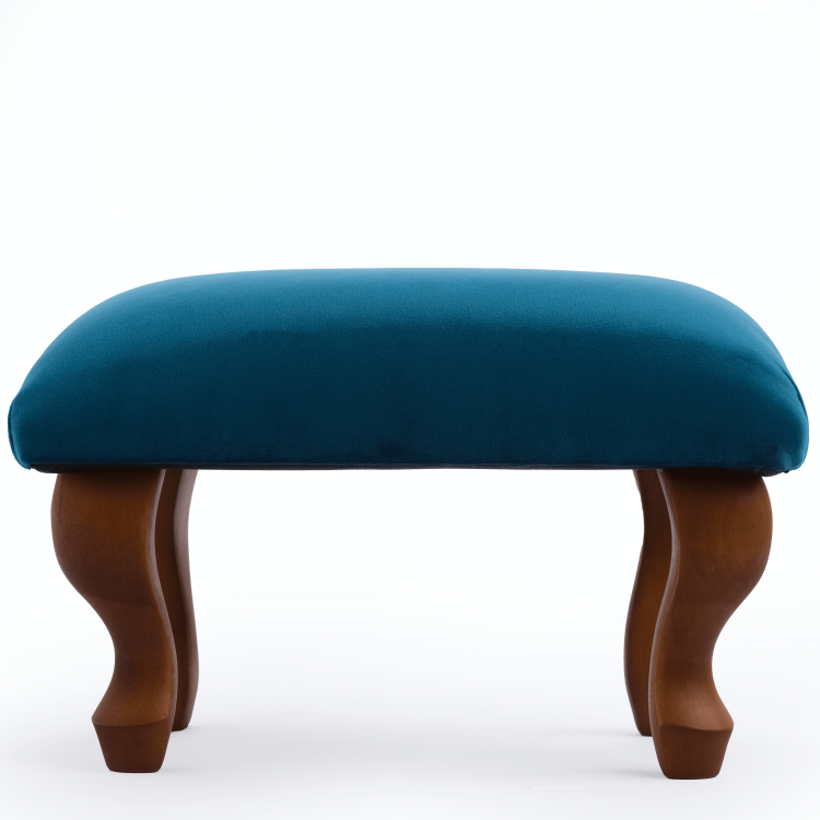 Reposapiés tapizado en azul, un elemento interior elegante y práctico