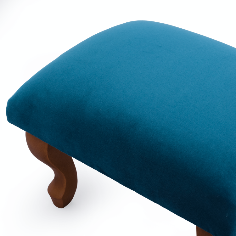 Elegante reposapiés tapizado en azul, comodidad y estética en uno