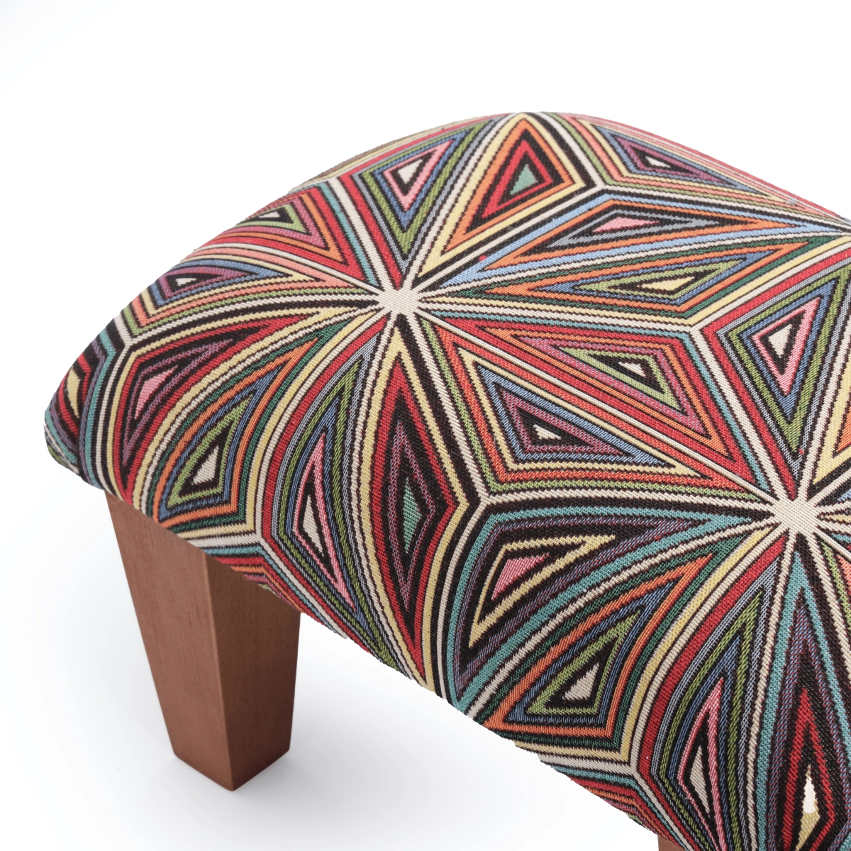 Reposapiés de sillón de colores vivos, mueble cómodo y decorativo.