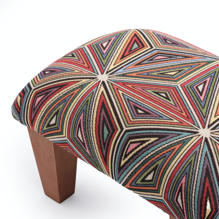 Reposapiés de sillón de colores vivos, mueble cómodo y decorativo.