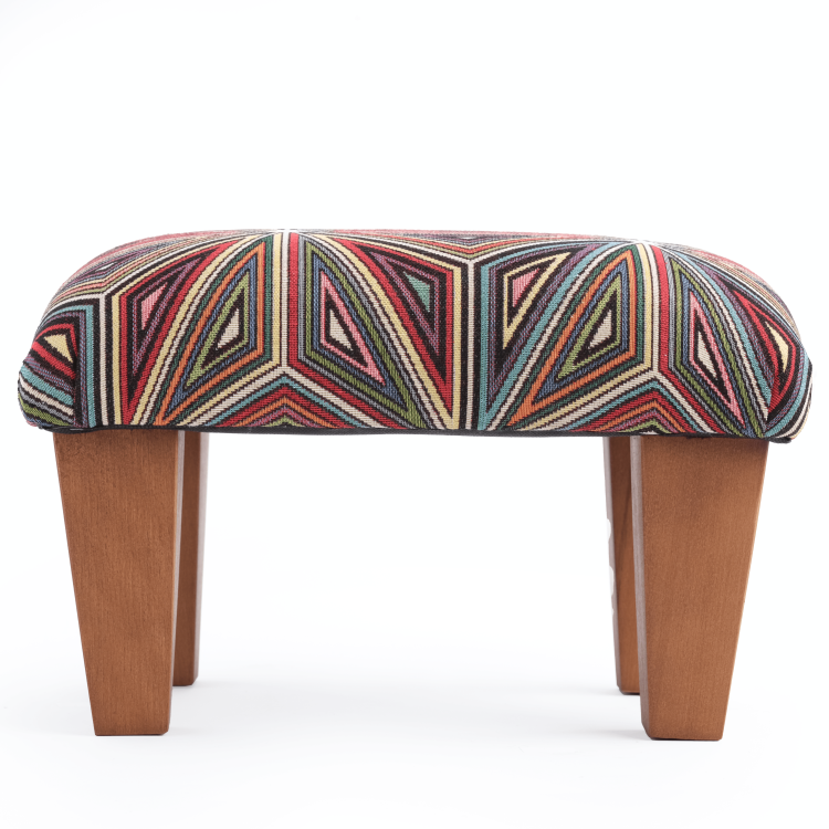 Cómodo reposapiés para sillón con tapizado colorido, diseño original