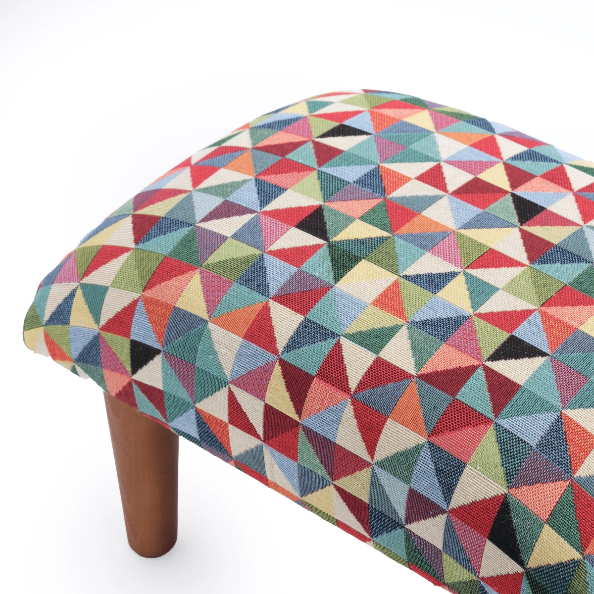 Reposapiés cómodo para un sillón de diseño geométrico, un mueble decorativo