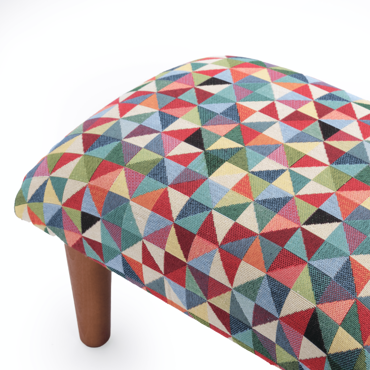Reposapiés cómodo para un sillón de diseño geométrico, un mueble decorativo