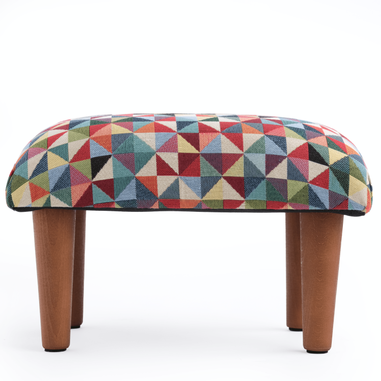 Reposapiés para sillón con tapizado en motivos geométricos