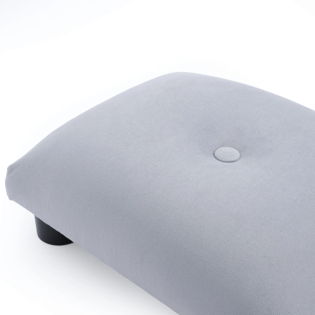 Reposapiés acolchado en gris suave, un elemento práctico y estético.