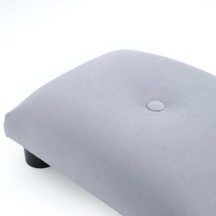 Reposapiés acolchado en gris suave, un elemento práctico y estético.