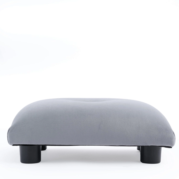 Reposapiés acolchado en color gris, un mueble cómodo y decorativo.