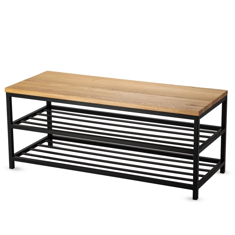 Banco industrial con tablero de madera y estantes debajo.