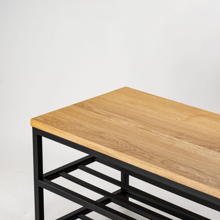 Banco industrial con tablero de madera y estantes funcionales en la parte inferior.