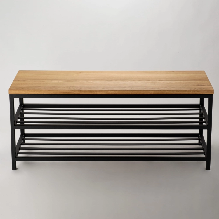 Banco de estilo industrial con tapa de madera y espacio de almacenamiento.