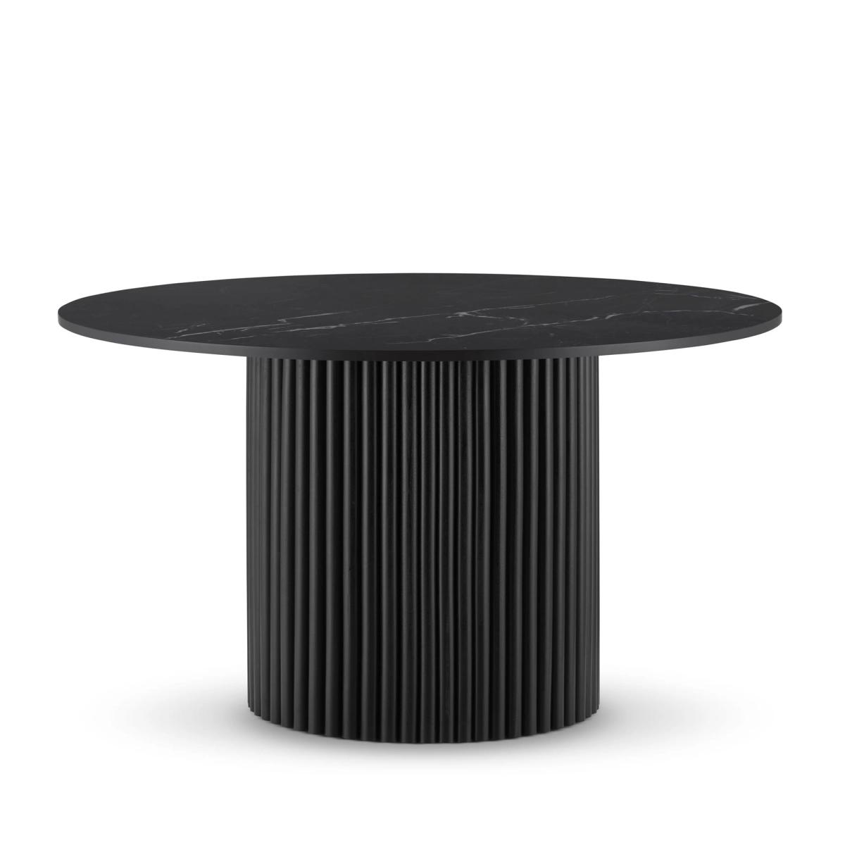 Elegante mesa negra con tablero de piedra y base estriada para un interior elegante