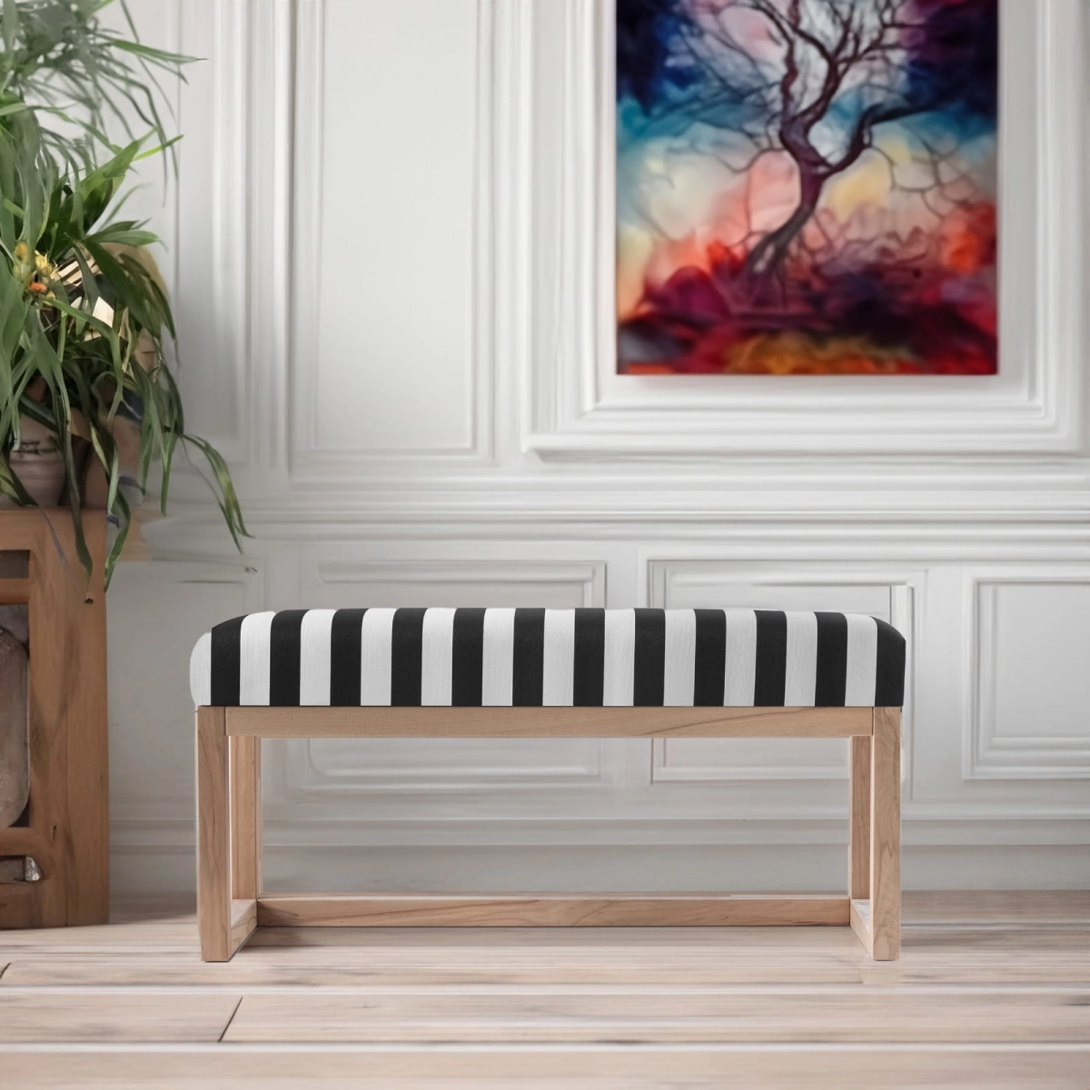 Elegante banco con tapizado de rayas y madera clara