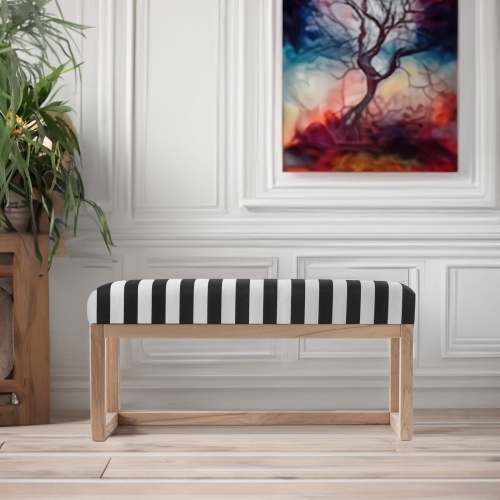 Elegante banco con tapizado de rayas y madera clara