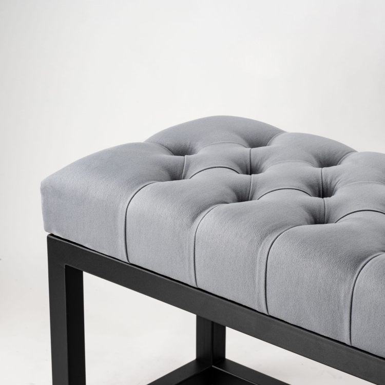 Banco industrial acolchado sobre estructura de metal