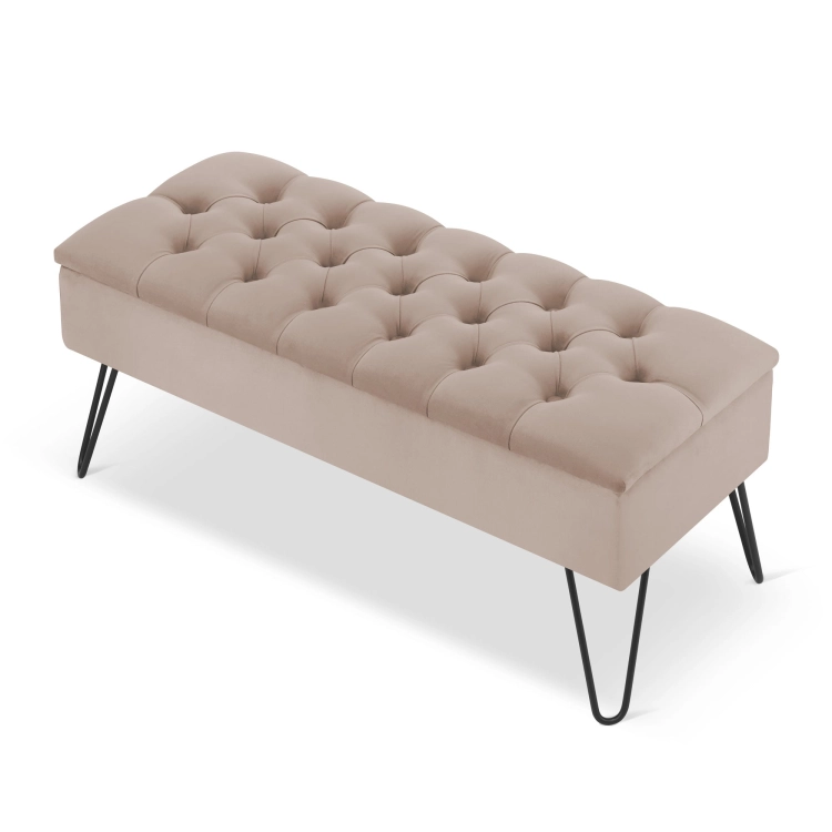 Cómodo puf capitoné con forma de café con leche y patas en forma de alfiler