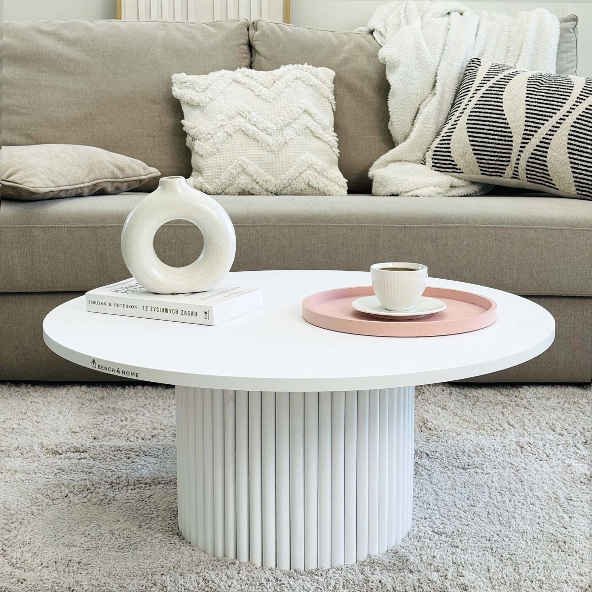 Mesa de centro redonda blanca con pata acanalada decorativa para interiores luminosos y aireados