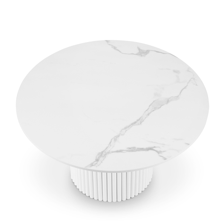 Mesa redonda blanca con tablero de piedra y base acanalada