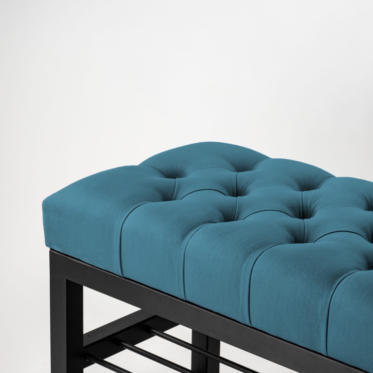 Banco acolchado azul con estructura de acero y estantes