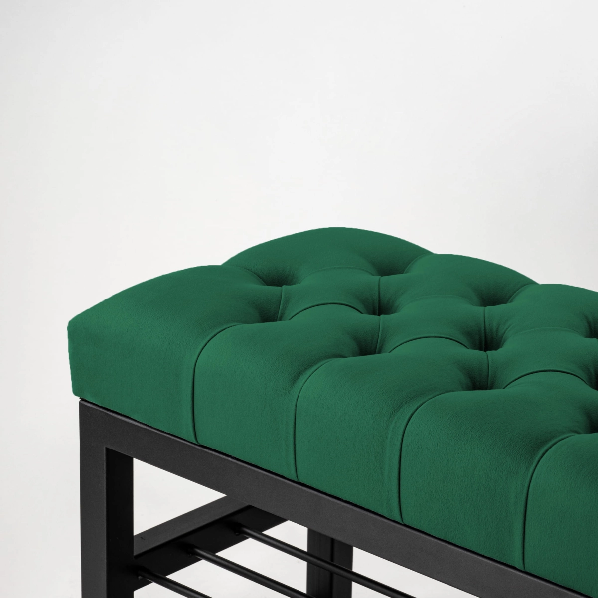 Banco de habitación de estilo industrial en color verde con estantes de acero