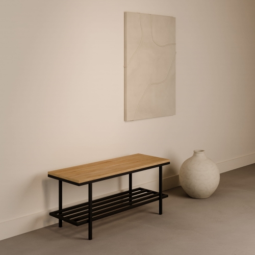 Banco con tapa de madera de estilo industrial sobre una base de acero en un pasillo