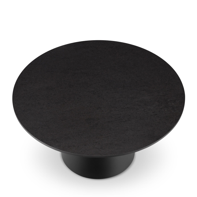 Mesa de centro negra con tapa de piedra y base redonda de acero para un interior elegante