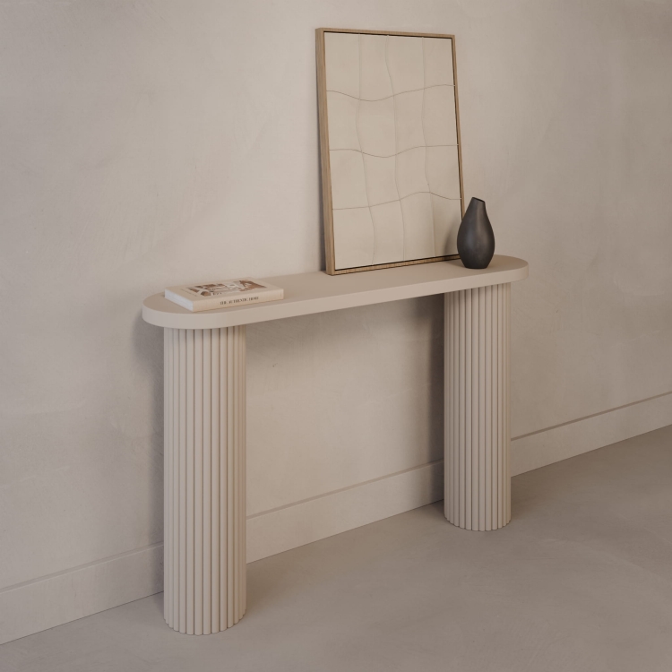Consola Cashmere con patas estriadas, ideal para el recibidor