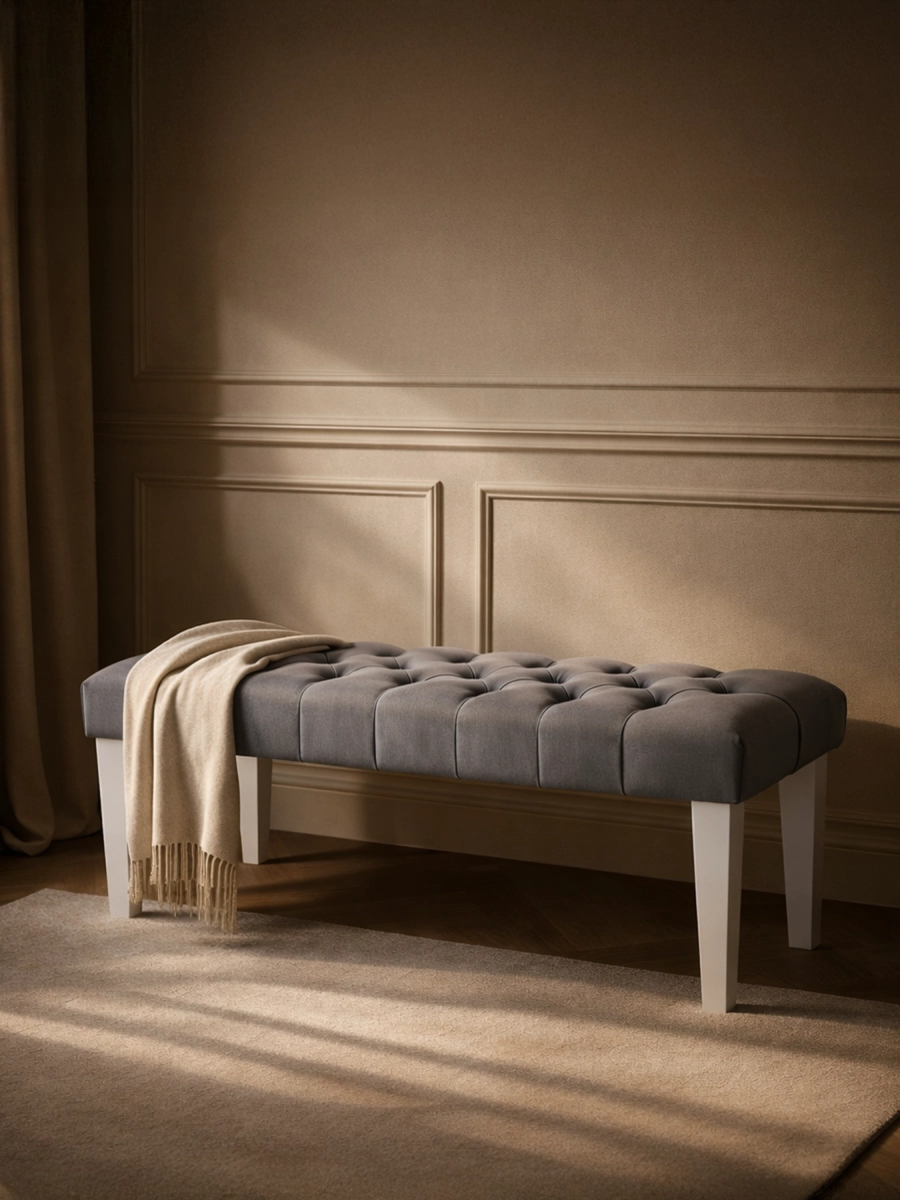 Banco acolchado gris con patas blancas, elegante asiento para el pasillo
