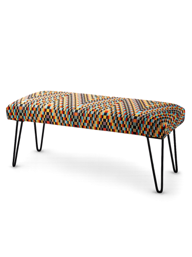 Industrialna ławka tapicerowana we wzory z czarnymi metalowymi nogami typu pin