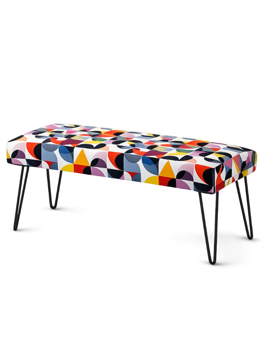 Banco tapizado con estampados coloridos y patas en forma de alfiler