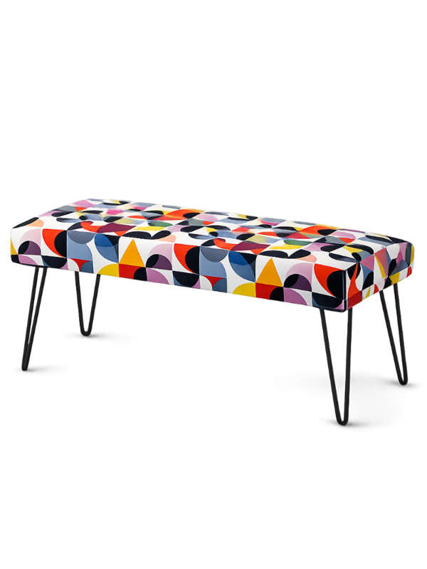 Banco tapizado con estampados coloridos y patas en forma de alfiler