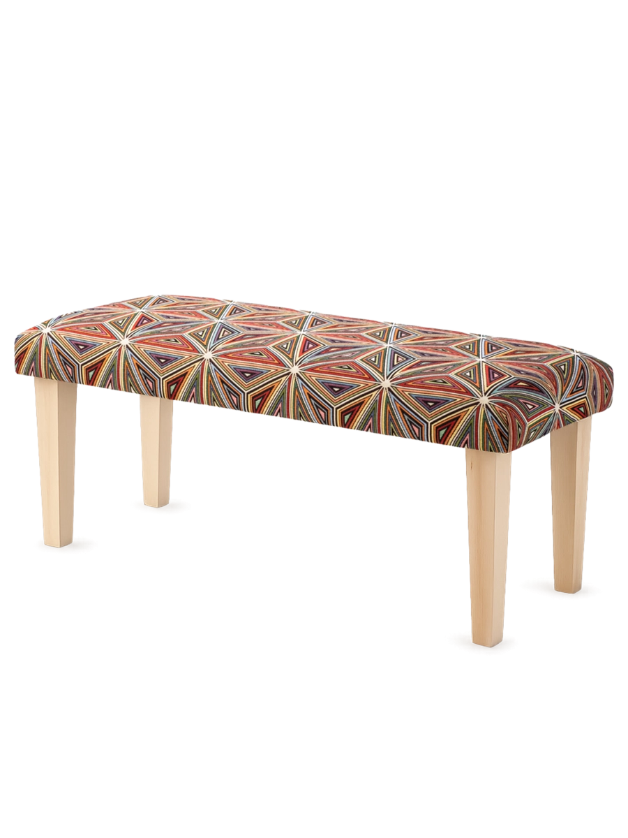 Banco tapizado estampado sobre patas de madera