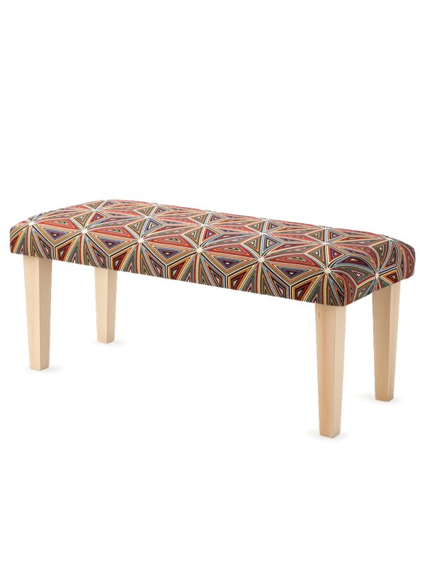 Banco tapizado estampado sobre patas de madera