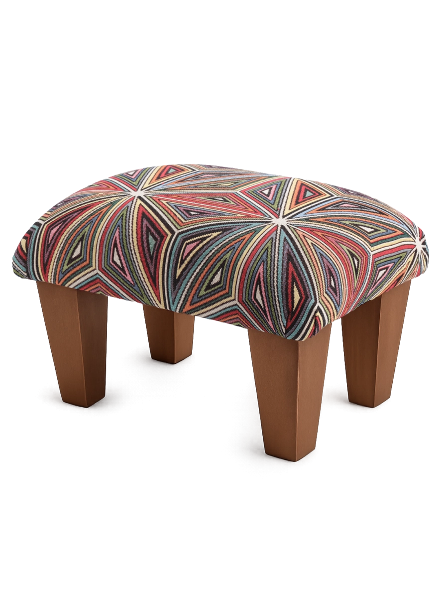 Cómodo reposapiés para sillón con tapizado colorido, diseño original