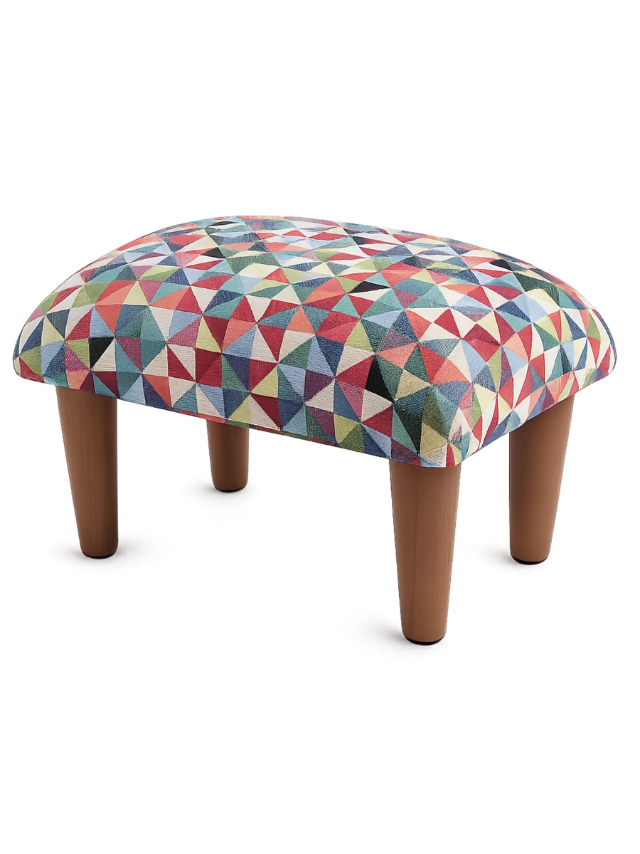 Reposapiés para sillón con tapizado en motivos geométricos