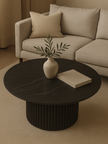 Czarny okrągły stolik z kamiennym blatem i ryflowaną podstawą