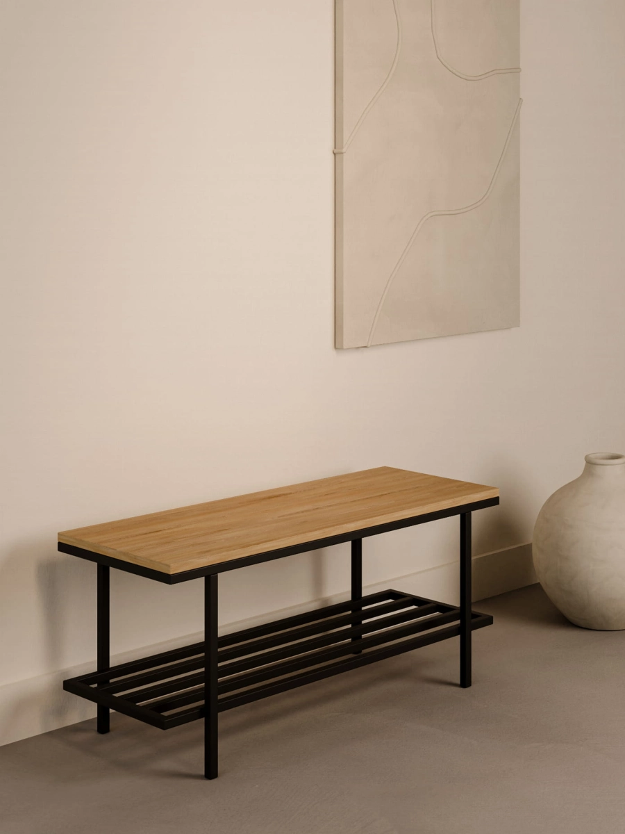 Banco con tapa de madera de estilo industrial sobre una base de acero en un pasillo