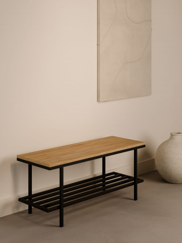 Banco con tapa de madera de estilo industrial sobre una base de acero en un pasillo