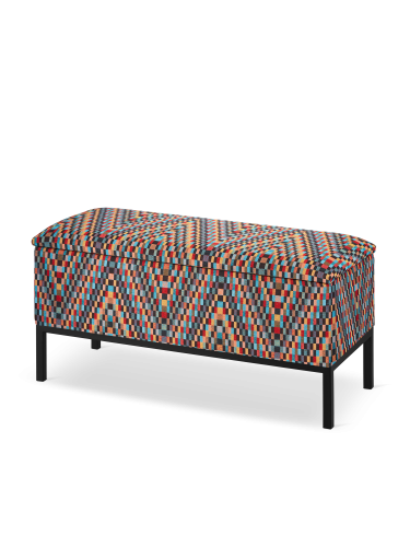 gemusterte Bank mit Aufbewahrungsbox für den Flur